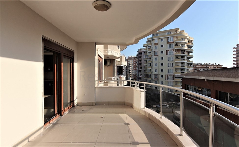 Трехкомнатная квартира в 100 метрах от моря