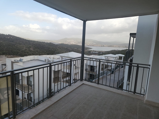 Комфортабельные апартаменты 2+1  в комплексе с видом на озеро и горы в районе Богазичи