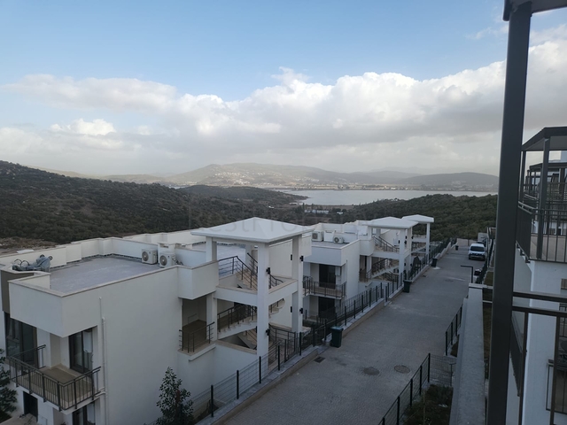 Комфортабельные апартаменты 2+1  в комплексе с видом на озеро и горы в районе Богазичи