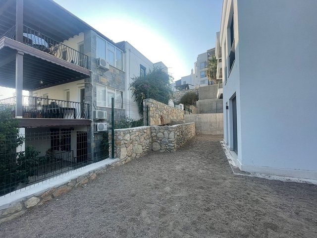 Комфортабельные апартаменты 2+1  в комплексе с видом на озеро и горы в районе Богазичи