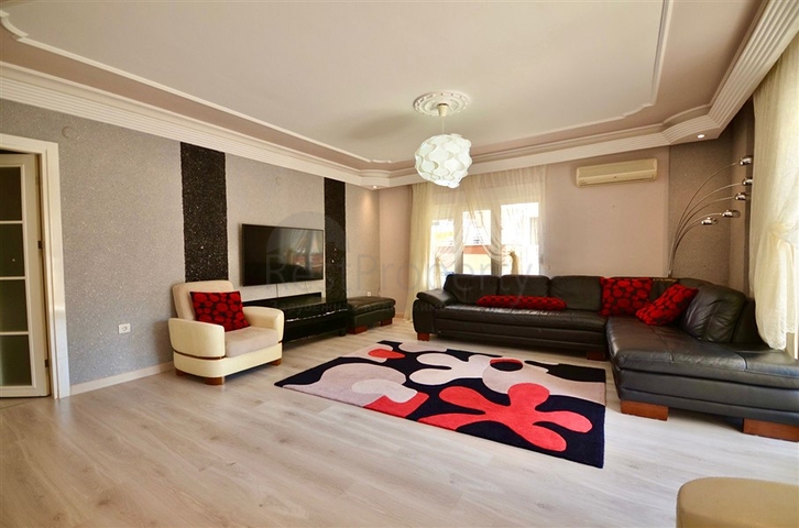 Просторная квартира 3+1 с мебелью и техникой в районе Махмутлар 