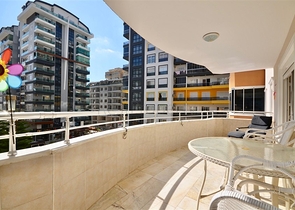 Просторная квартира 3+1 с мебелью и техникой в районе Махмутлар 