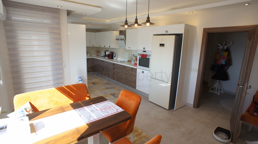 Четырехкомнатная квартира с видом на море в районе Кестель