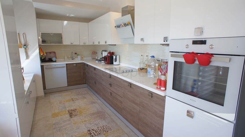 Четырехкомнатная квартира с видом на море в районе Кестель