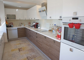 Четырехкомнатная квартира с видом на море в районе Кестель