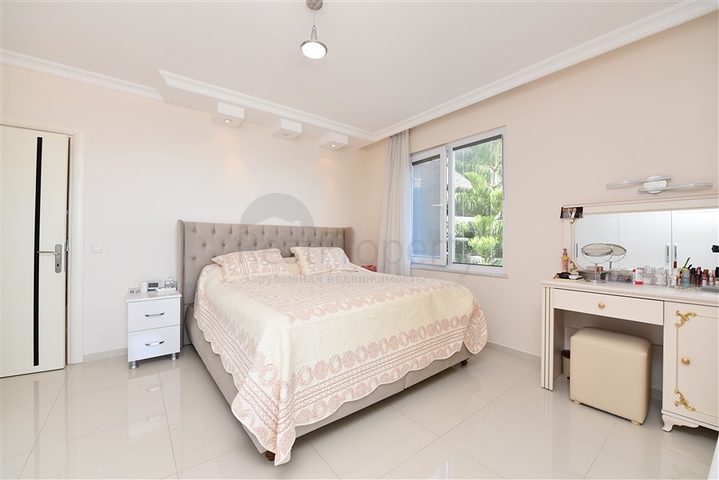 Меблированный пентхаус 4+1 на продажу в районе Клеопатра