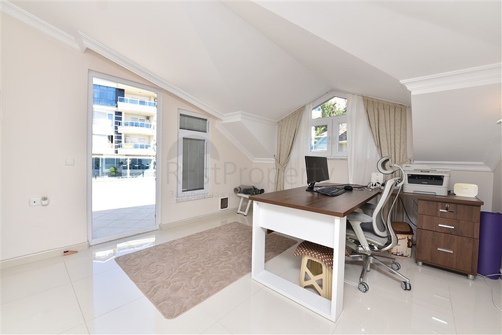 Меблированный пентхаус 4+1 на продажу в районе Клеопатра