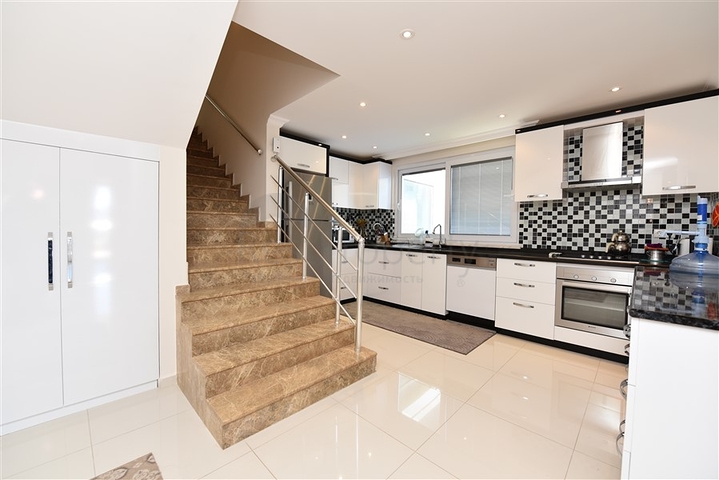 Меблированный пентхаус 4+1 на продажу в районе Клеопатра