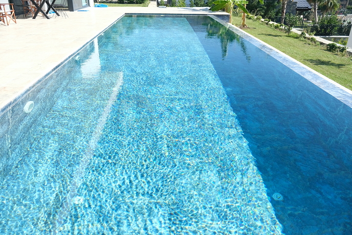 Одноэтажная вилла с террасой и бассейном в уютном комплексе в районе Яалыкавак