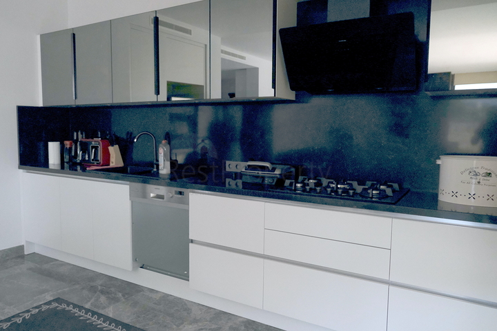 Одноэтажная вилла с террасой и бассейном в уютном комплексе в районе Яалыкавак