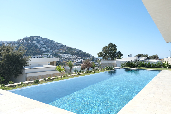 Одноэтажная вилла с террасой и бассейном в уютном комплексе в районе Яалыкавак