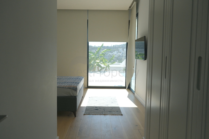 Одноэтажная вилла с террасой и бассейном в уютном комплексе в районе Яалыкавак