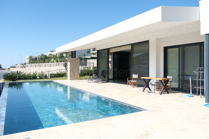 Одноэтажная вилла с террасой и бассейном в уютном комплексе в районе Яалыкавак