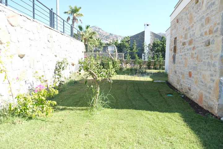 Одноэтажная вилла с террасой и бассейном в уютном комплексе в районе Яалыкавак