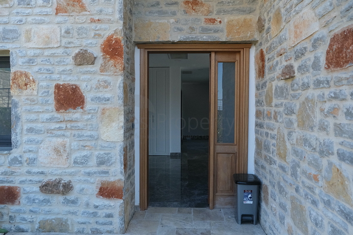 Одноэтажная вилла с террасой и бассейном в уютном комплексе в районе Яалыкавак