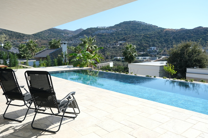 Одноэтажная вилла с террасой и бассейном в уютном комплексе в районе Яалыкавак