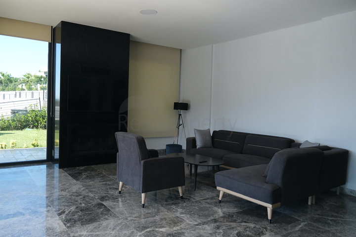 Одноэтажная вилла с террасой и бассейном в уютном комплексе в районе Яалыкавак