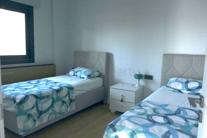 Одноэтажная вилла с террасой и бассейном в уютном комплексе в районе Яалыкавак