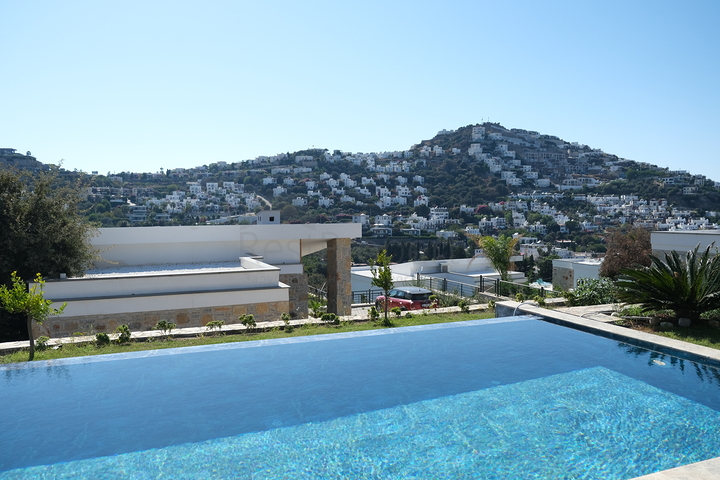 Одноэтажная вилла с террасой и бассейном в уютном комплексе в районе Яалыкавак