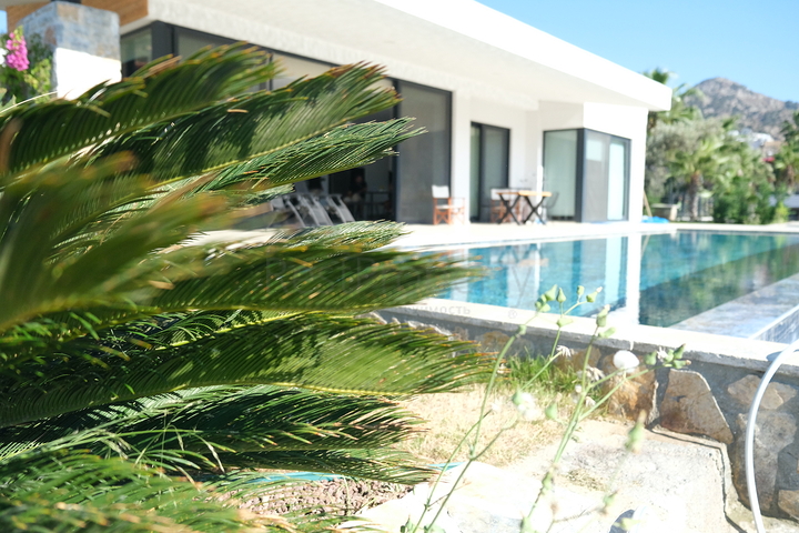 Одноэтажная вилла с террасой и бассейном в уютном комплексе в районе Яалыкавак