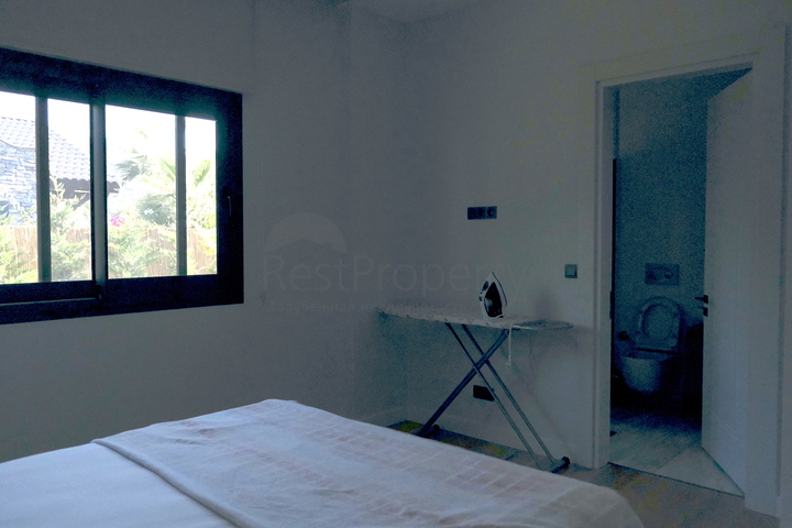 Одноэтажная вилла с террасой и бассейном в уютном комплексе в районе Яалыкавак