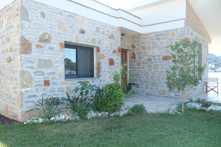 Одноэтажная вилла с террасой и бассейном в уютном комплексе в районе Яалыкавак