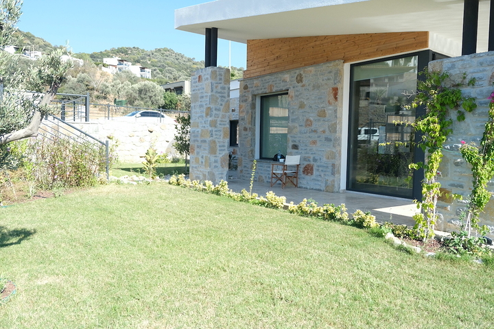 Одноэтажная вилла с террасой и бассейном в уютном комплексе в районе Яалыкавак