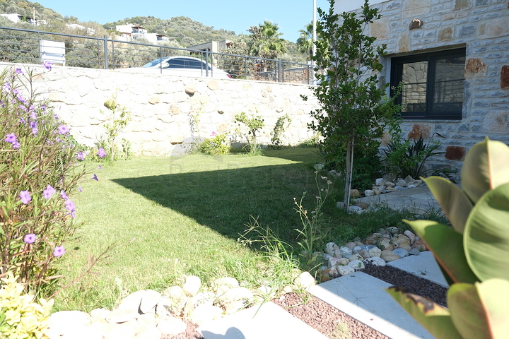 Одноэтажная вилла с террасой и бассейном в уютном комплексе в районе Яалыкавак