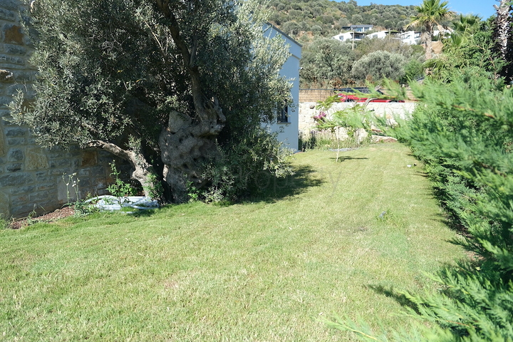 Одноэтажная вилла с террасой и бассейном в уютном комплексе в районе Яалыкавак