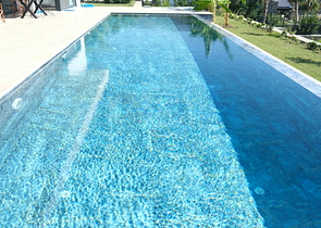 Одноэтажная вилла с террасой и бассейном в уютном комплексе в районе Яалыкавак