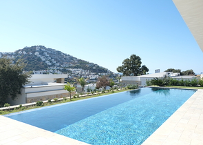 Одноэтажная вилла с террасой и бассейном в уютном комплексе в районе Яалыкавак