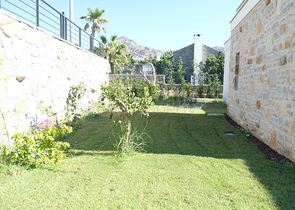 Одноэтажная вилла с террасой и бассейном в уютном комплексе в районе Яалыкавак