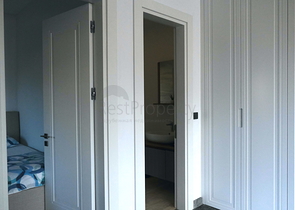 Одноэтажная вилла с террасой и бассейном в уютном комплексе в районе Яалыкавак