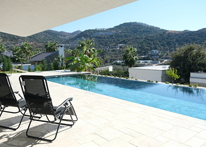 Одноэтажная вилла с террасой и бассейном в уютном комплексе в районе Яалыкавак