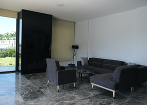 Одноэтажная вилла с террасой и бассейном в уютном комплексе в районе Яалыкавак