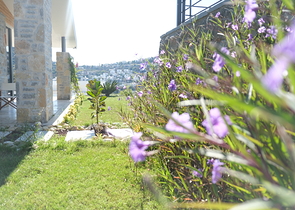 Одноэтажная вилла с террасой и бассейном в уютном комплексе в районе Яалыкавак