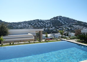 Одноэтажная вилла с террасой и бассейном в уютном комплексе в районе Яалыкавак