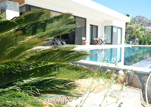 Одноэтажная вилла с террасой и бассейном в уютном комплексе в районе Яалыкавак