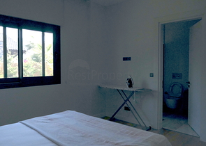 Одноэтажная вилла с террасой и бассейном в уютном комплексе в районе Яалыкавак