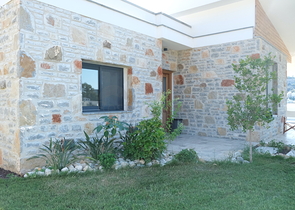 Одноэтажная вилла с террасой и бассейном в уютном комплексе в районе Яалыкавак