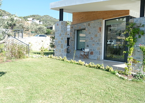 Одноэтажная вилла с террасой и бассейном в уютном комплексе в районе Яалыкавак