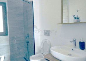 Одноэтажная вилла с террасой и бассейном в уютном комплексе в районе Яалыкавак