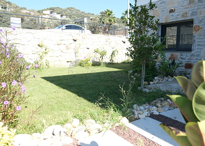 Одноэтажная вилла с террасой и бассейном в уютном комплексе в районе Яалыкавак