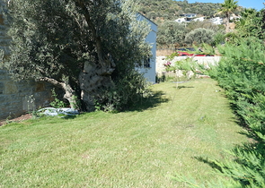 Одноэтажная вилла с террасой и бассейном в уютном комплексе в районе Яалыкавак