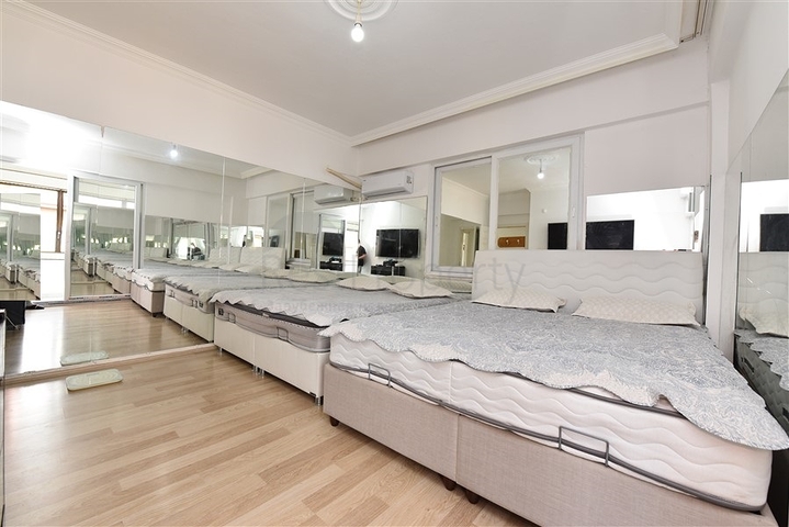 Трехкомнатная квартира с отдельной кухней в районе пляжа Клеопатры