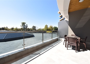 Шикарная квартира на первой линии в районе Каргыджак 