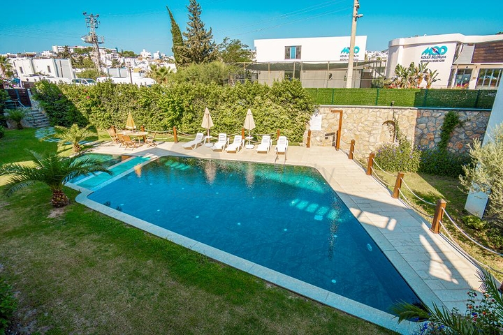 Дуплекс 2+1 с террасой и садом в центральной части Бодрума в шаговой доступности к морю