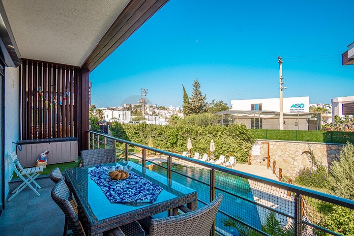 Дуплекс 2+1 с террасой и садом в центральной части Бодрума в шаговой доступности к морю