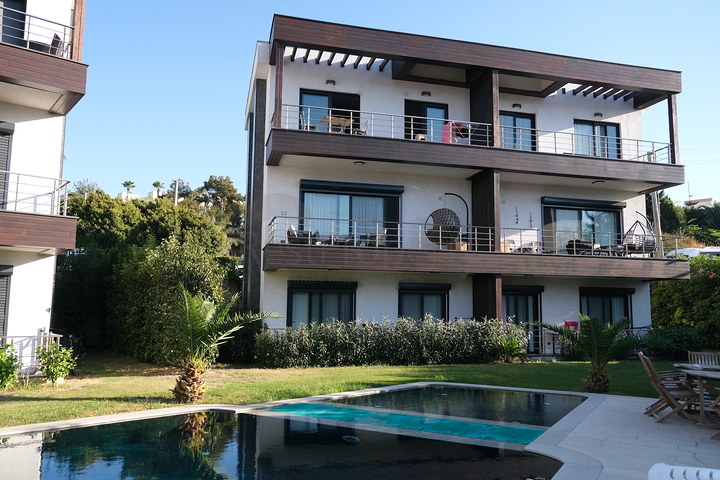 Дуплекс 2+1 с террасой и садом в центральной части Бодрума в шаговой доступности к морю