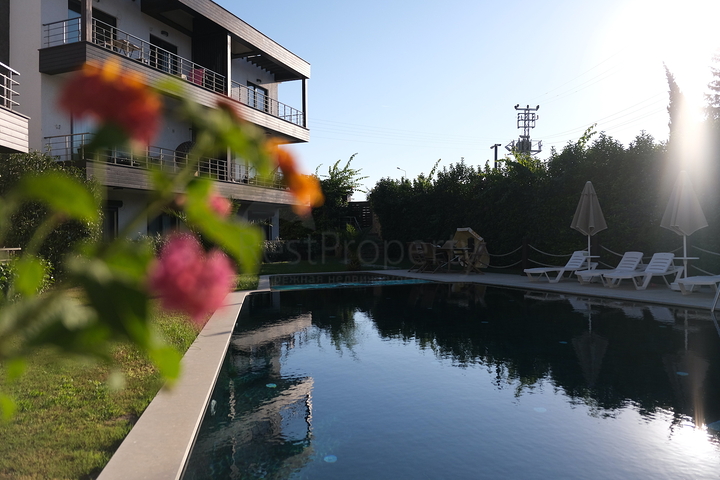 Дуплекс 2+1 с террасой и садом в центральной части Бодрума в шаговой доступности к морю